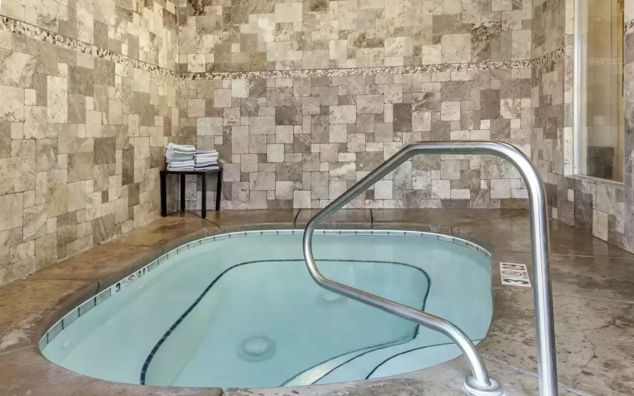 Enjoy the indoor hot tub. 