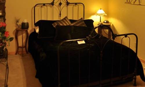 1 Queen Bed, Private Bath, Sleeps 2