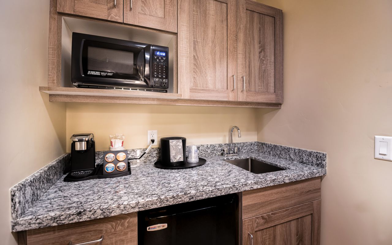 Best Western Plus Heber Valley | Photo Gallery | 9 - Each room has a microwave, coffee/tea maker and a mini fridge.
