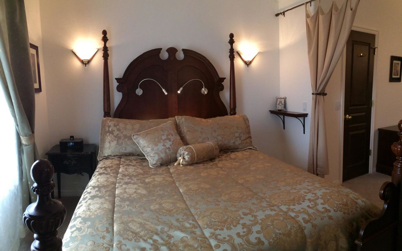 Dreamkatchers Lake Powell Bed & Breakfast | Photo Gallery | 18 - Classic Room - Sleeps up to 3 This room features a traditional look and feel with a charming four-poster queen bed, a cherry twin daybed, a dedicated & private bathroom and bathrobes.