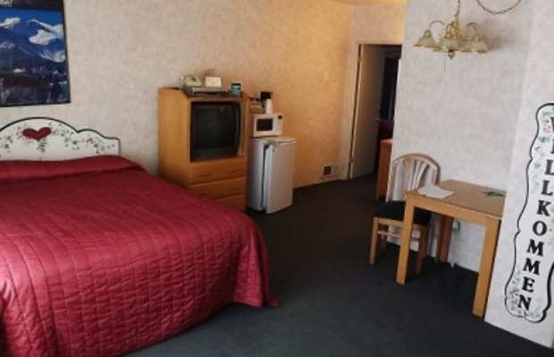 Swiss Alps Inn | Photo Gallery | 1 - 1 Bedroom While staying in the one bedrooms, choose between two queens or one king bed.