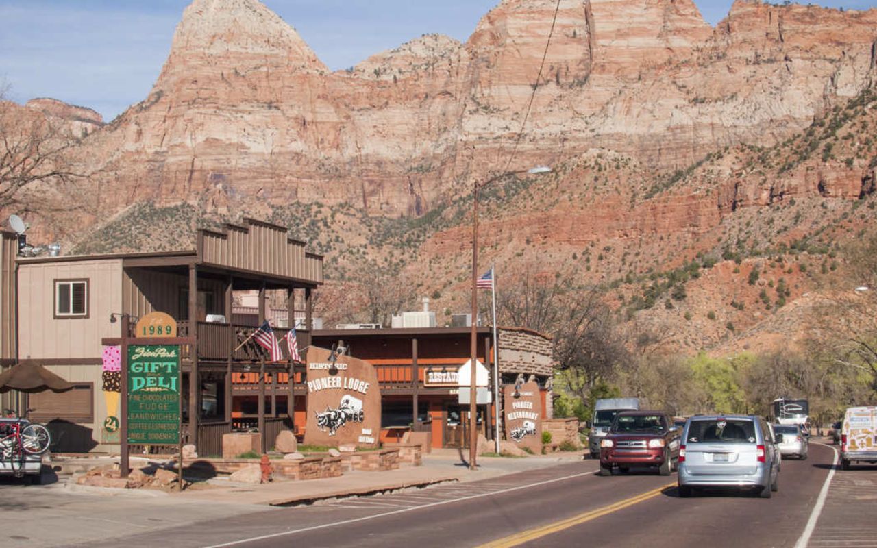 Springdale Utah | Photo Gallery | 1 - Cars driving past shops in Springdale Utah near the entrance to Zion