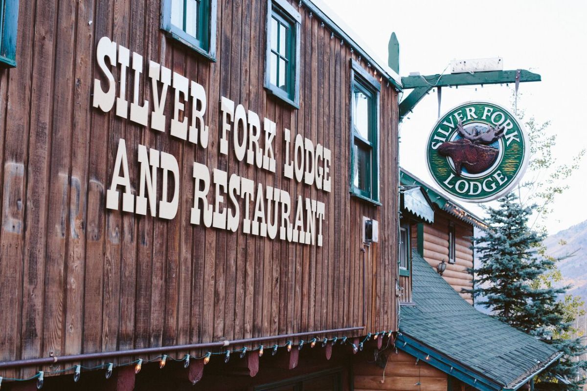 Silver Fork Lodge Bed & Breakfast | Photo Gallery | 2 - Silver Fork Lodge & Restaurant Outdoor Dining Area