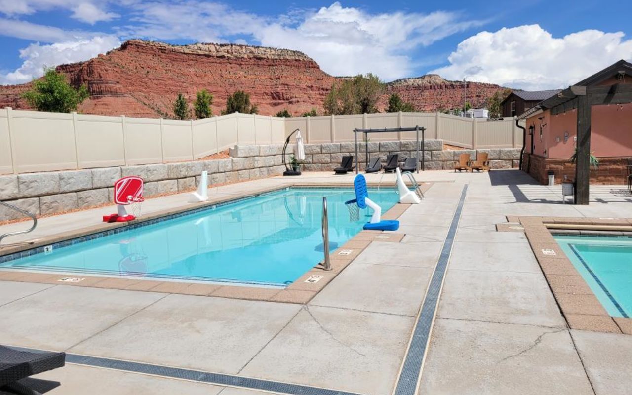 Grand Plateau Lodge and RV Resort 4 - Enjoy a dip in the outdoor pool. 