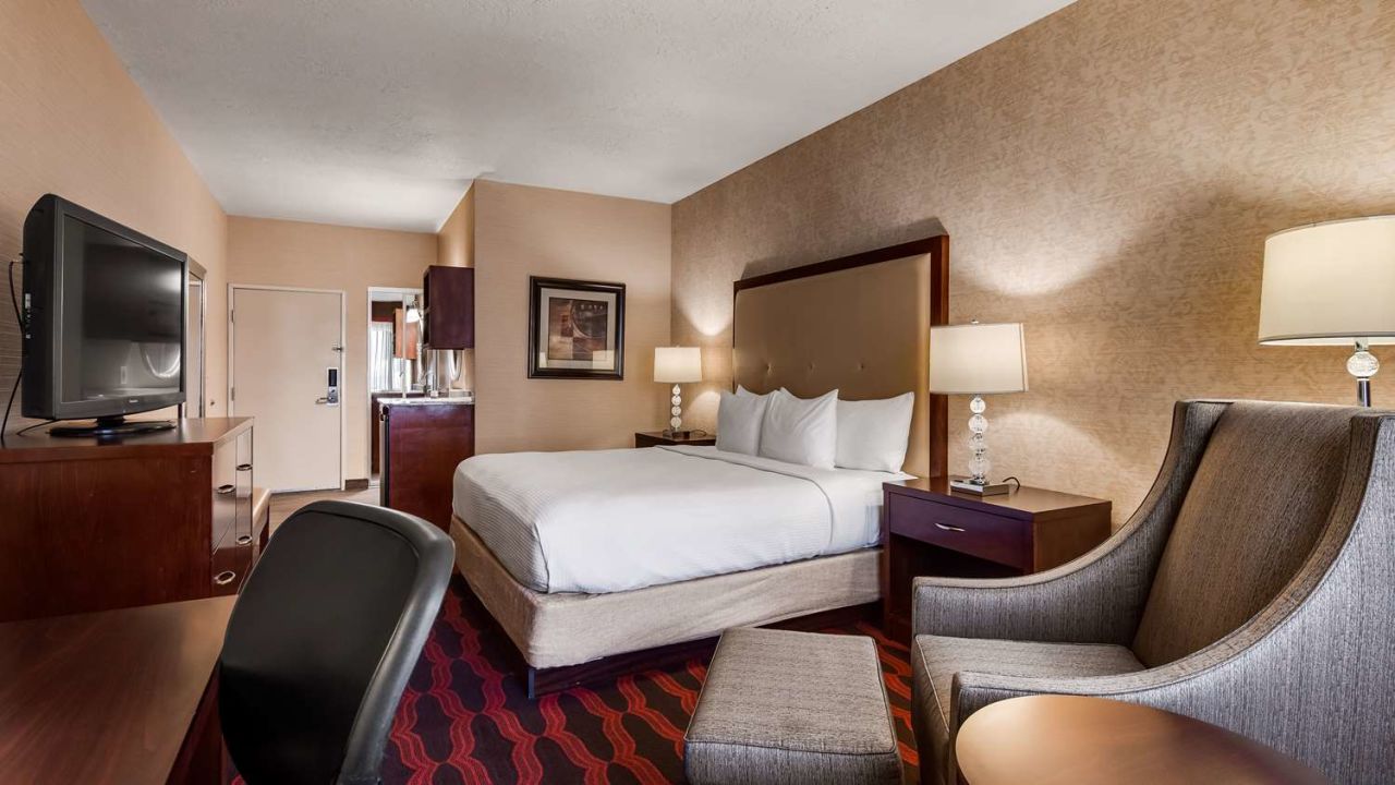 Best Western Plus Abbey Inn & Suites | Photo Gallery | 1 - Enjoy a relaxing stay in one of their comfortable rooms.