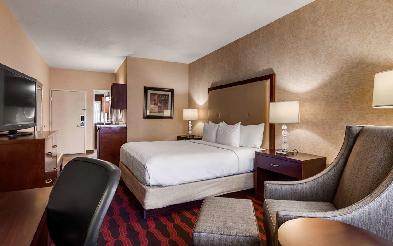 Best Western Plus Abbey Inn & Suites | Photo Gallery | 1 - Enjoy a relaxing stay in one of their comfortable rooms.