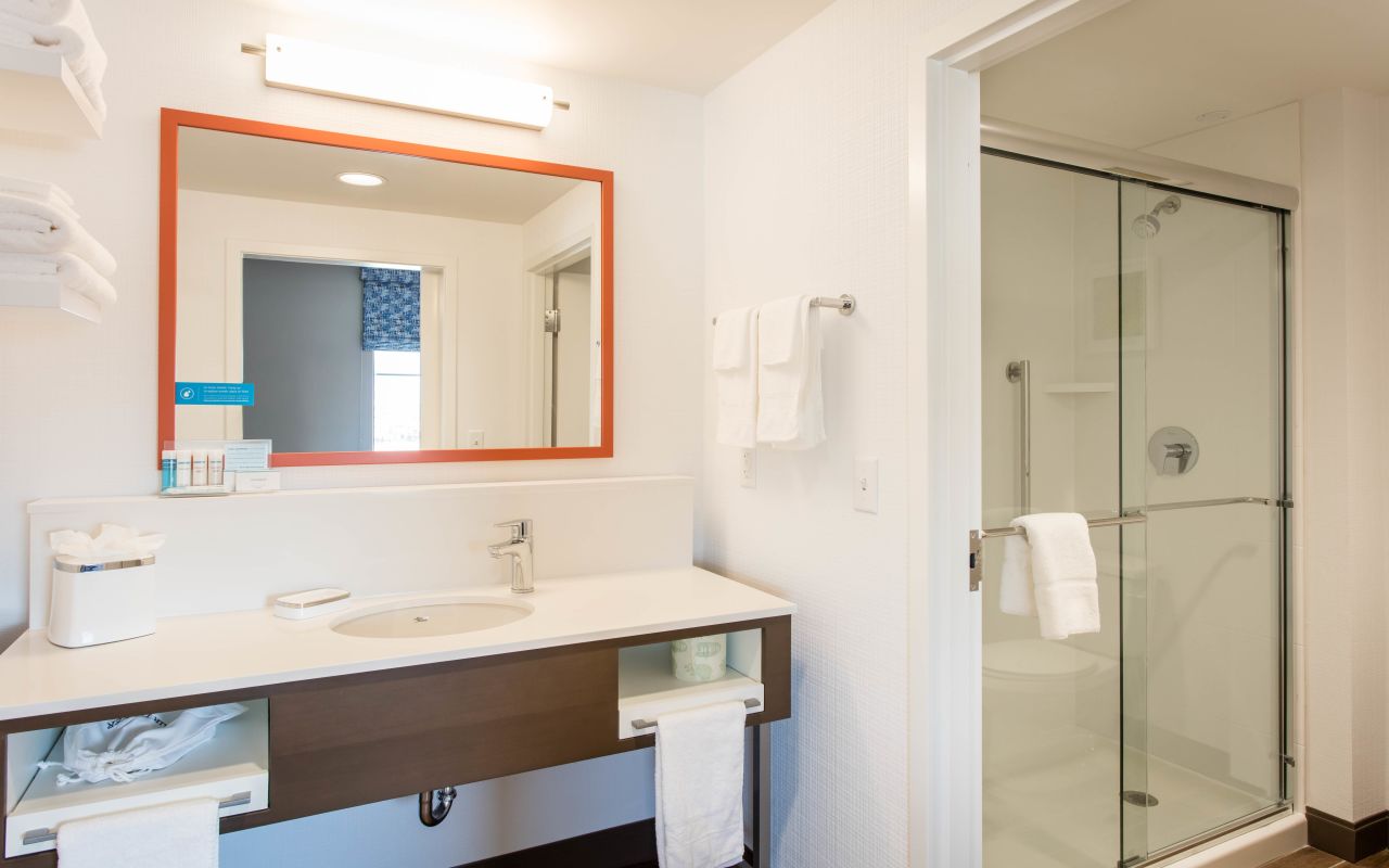 Hampton Inn & Suites St. George Sunriver | Photo Gallery | 8 - You'll find sparkling clean bathrooms when you arrive.