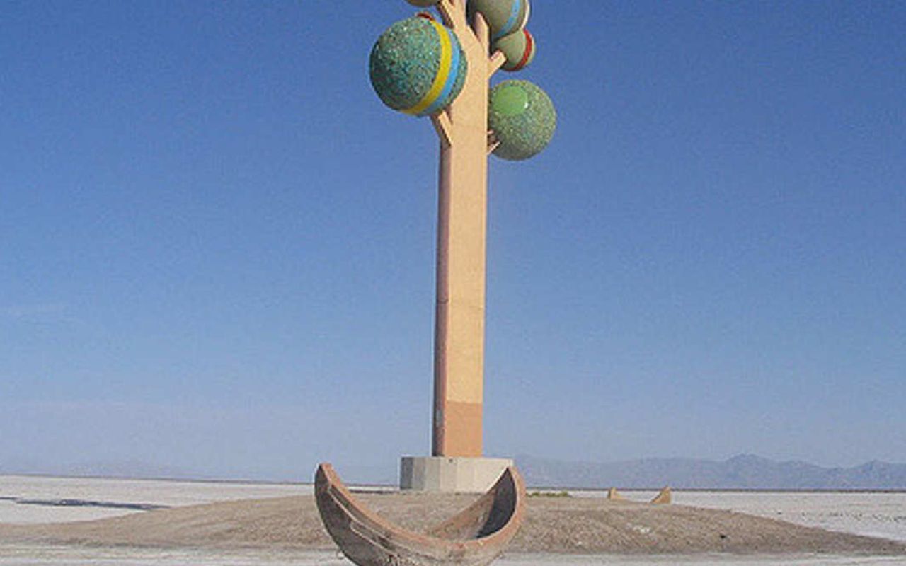 Wendover | Photo Gallery | 0 - Tree of Utah Statue at Utah Salt Flats