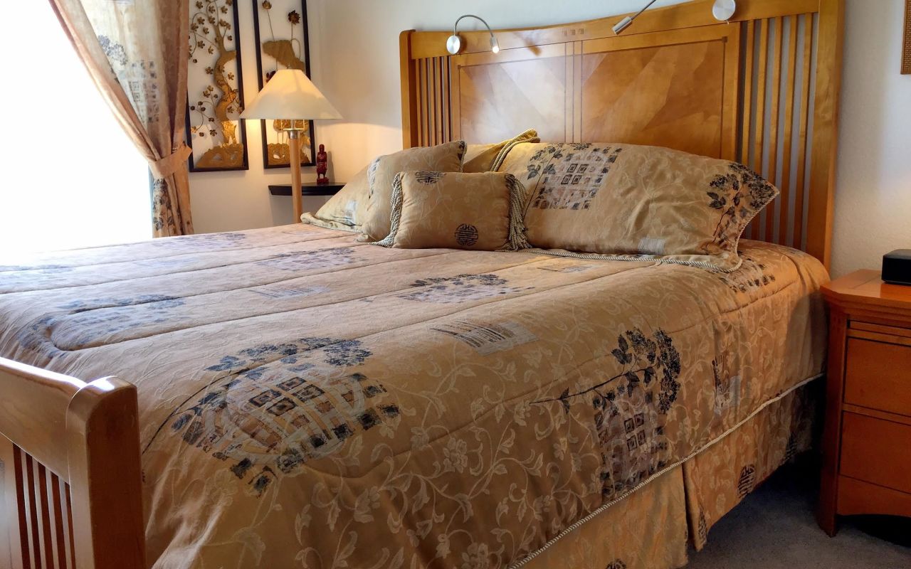 Dreamkatchers Lake Powell Bed & Breakfast | Photo Gallery | 17 - Asian Room - Sleeps 2 This room features an eastern vibe with black and gold bed linens on the king sized bed. An in-room bath is also included. The Asian Room is ideal for couples looking for an exotic experience.
