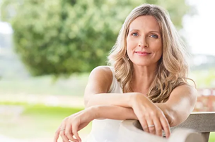 Mujer de mediana edad sonriente