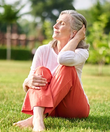 Mujer de mediana edad tomando el sol