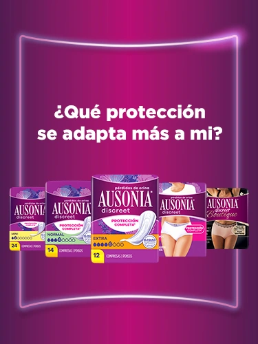 Primer plano de cintura para arriba de una mujer de mediana edad que mira hacia la izquierda y sonríe ligeramente.