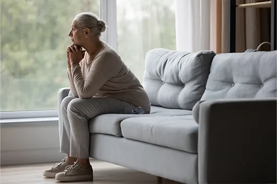 Mujer triste sentada en un sofá