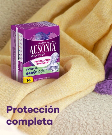 Un paquete de compresas Ausonia Discreet Normal con las palabras: "pérdidas de orina" y "absorbe en segundos".