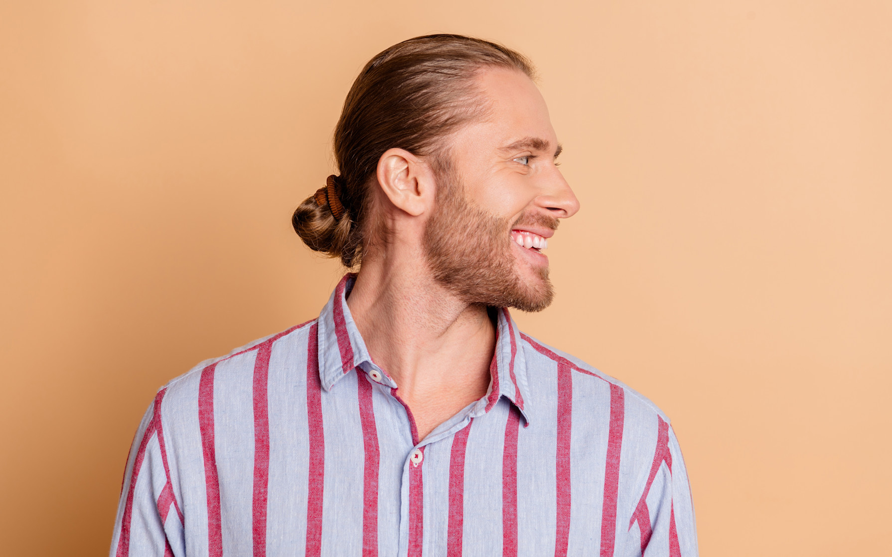 Uomini e capelli lunghi: quali trattamenti consigliare? - Aroma-Zone, image size:1790x1118