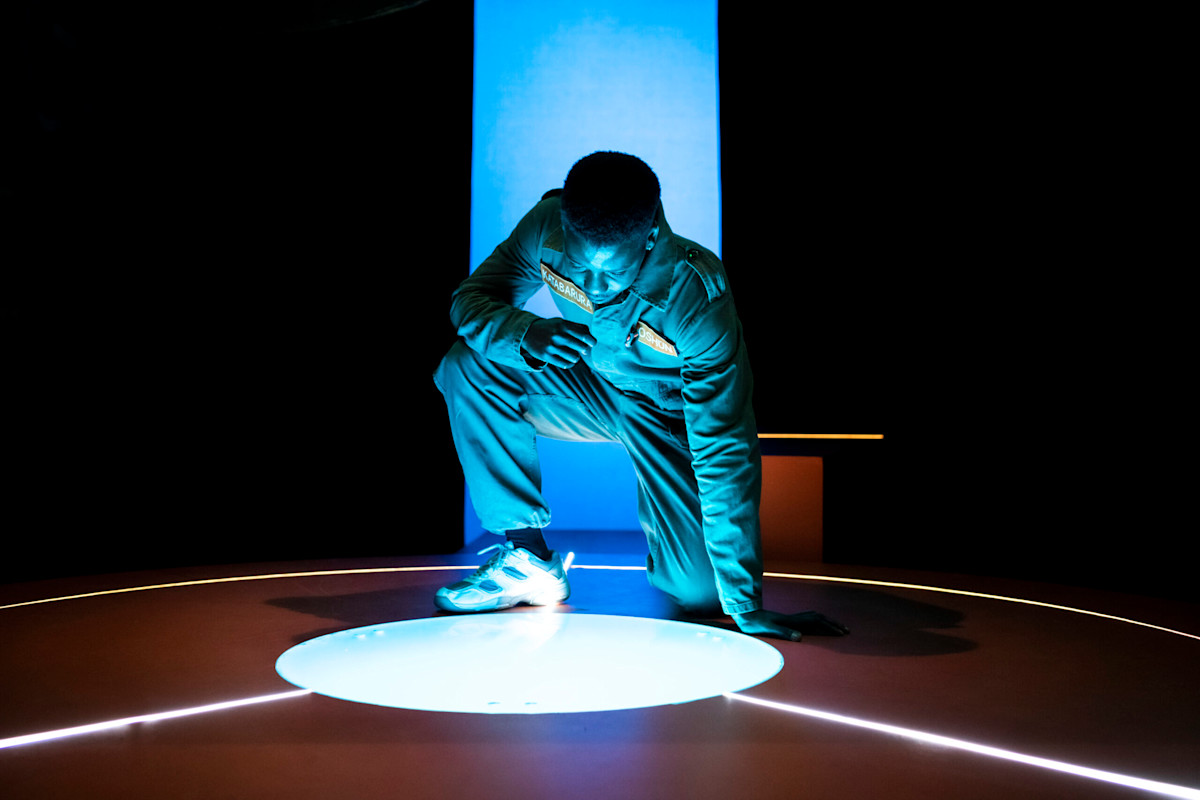 DELAY (photo by Paul Blakemore)