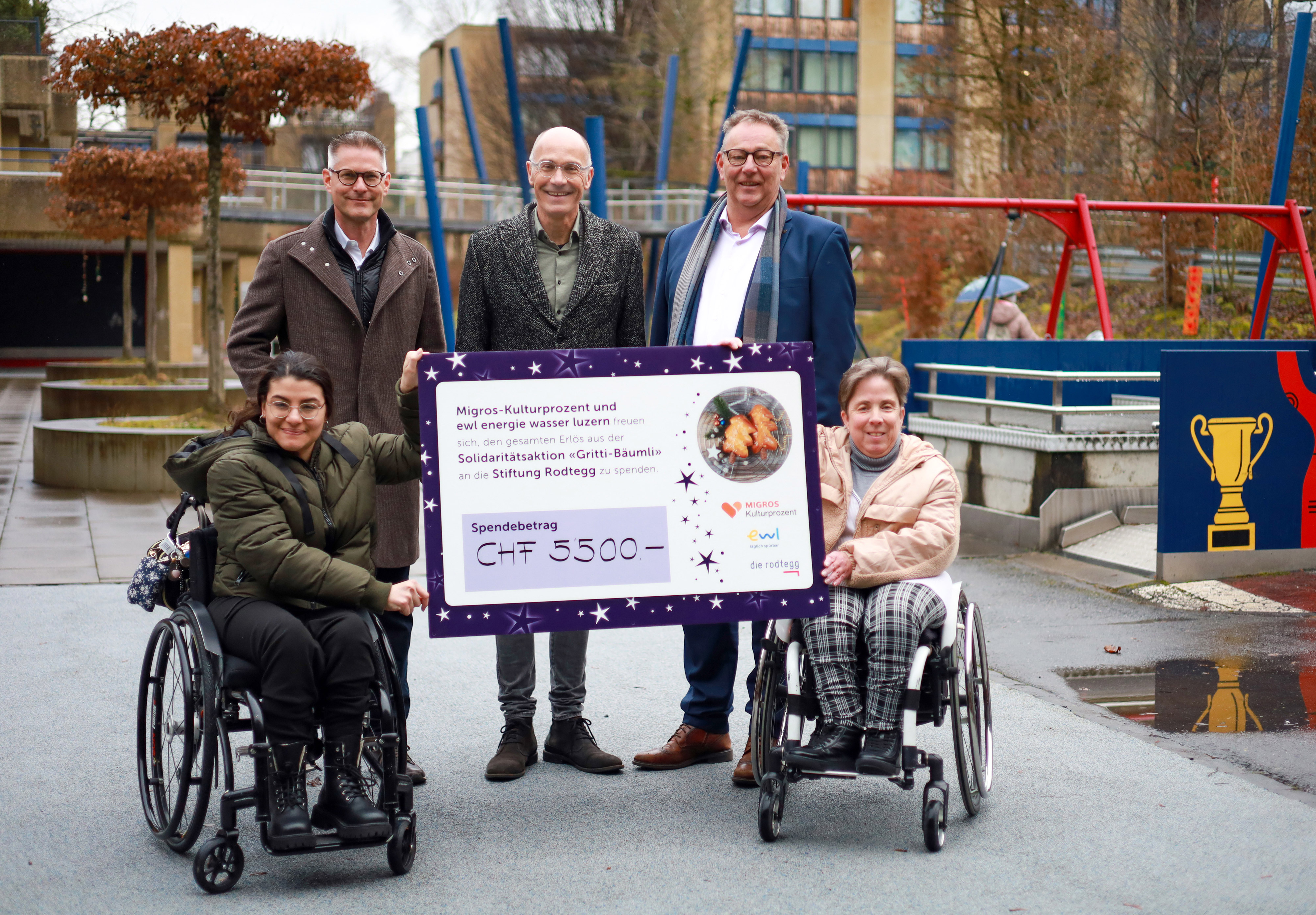 Patrik Rust, CEO von ewl (l.), und Daniel Feldbauer, Leiter Migros-Kulturprozent (r.), übergeben Helmut Bühler, Geschäftsleiter der Stiftung Rodtegg (Mitte), sowie zwei Mitarbeiterinnen den Scheck ...