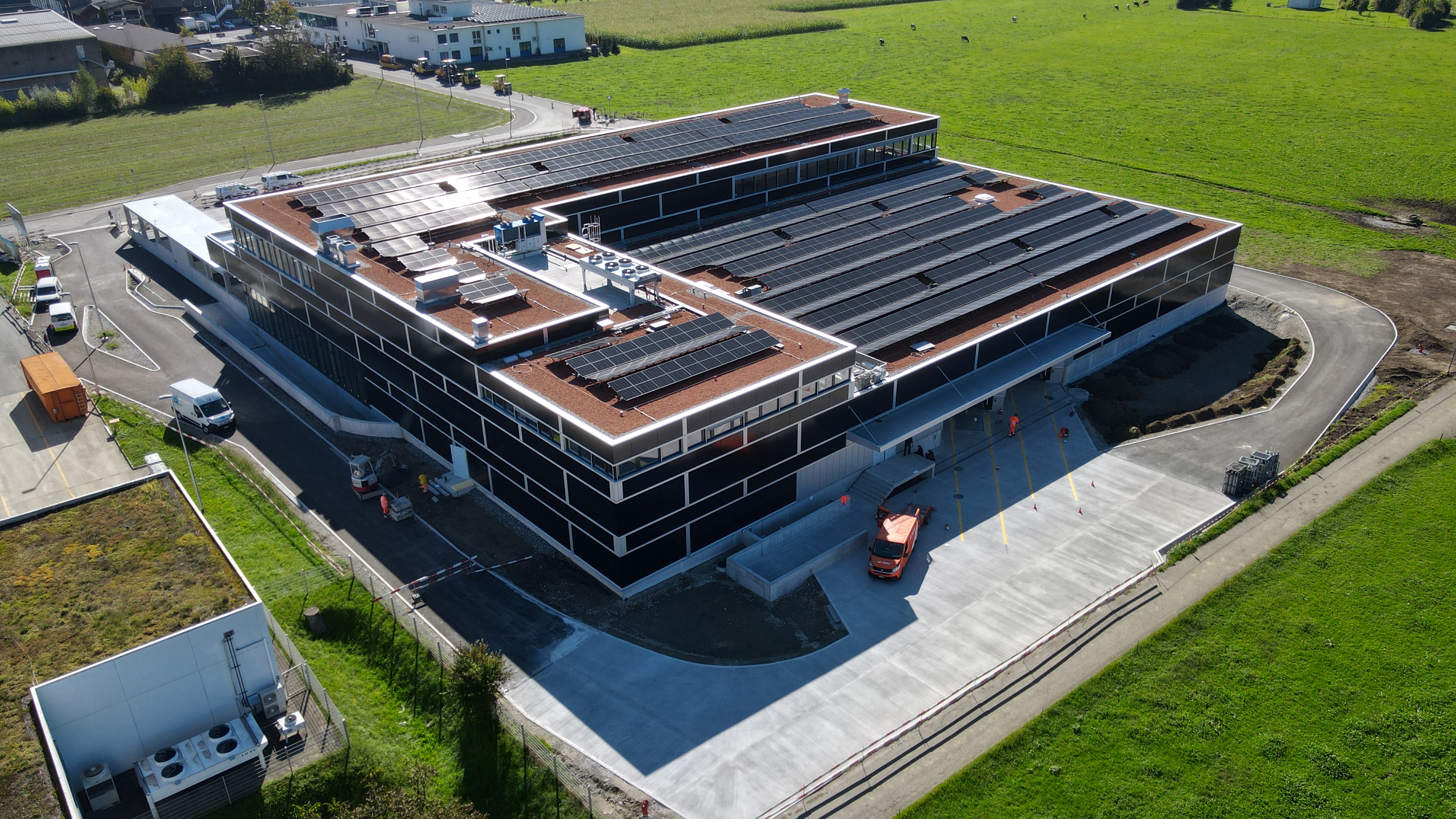 Der Neubau hat rundherum Solarpanels. Das Bild entstand im September 2025.