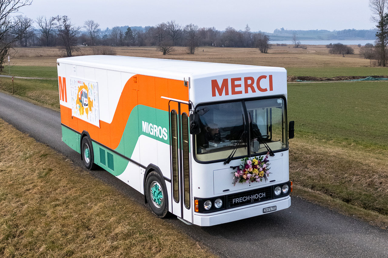Der legendäre Migros-Bus, ein Verkaufswagen von 1986, weckt Erinnerungen an eine vergangene Ära.