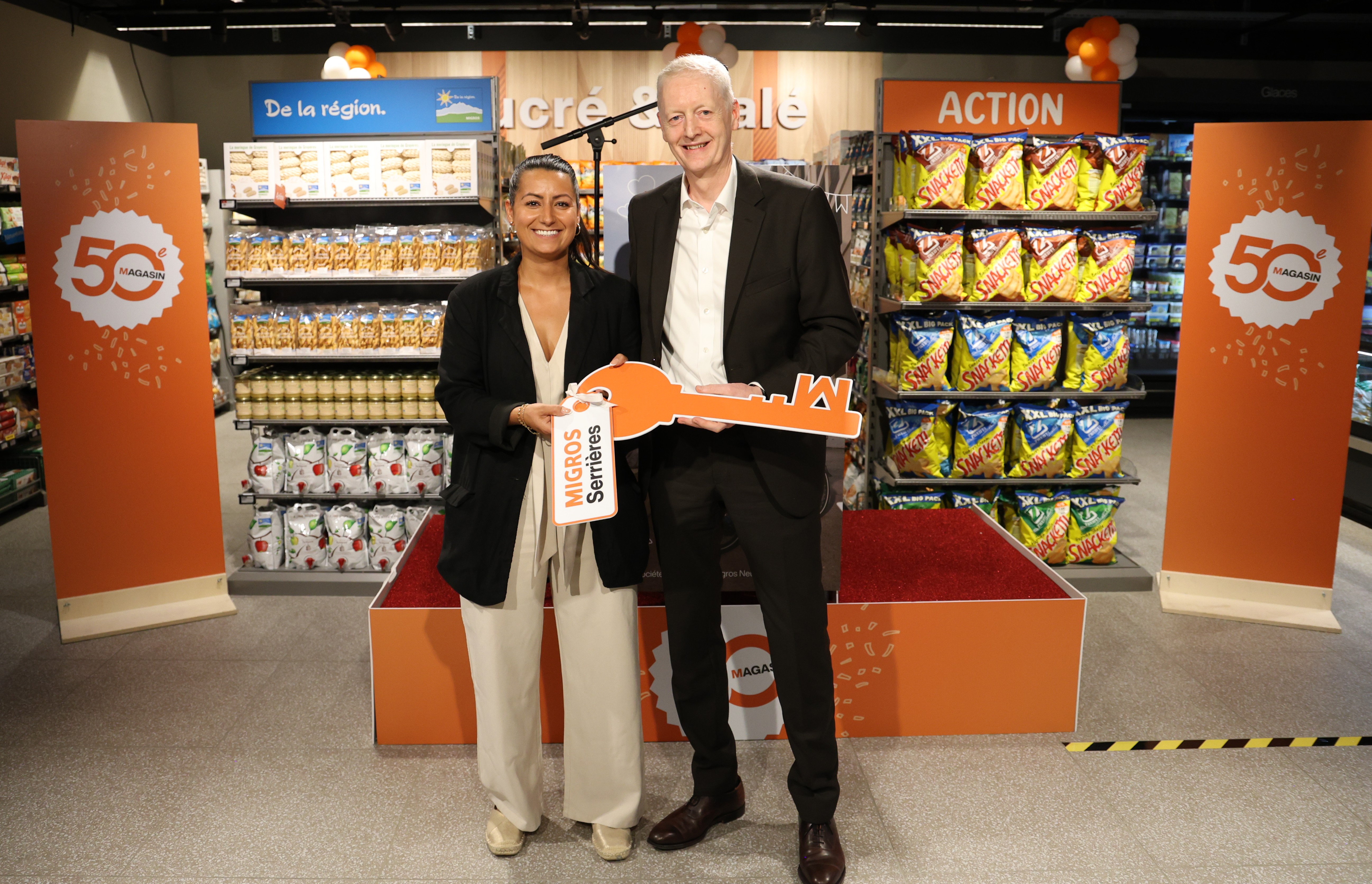 Jean-Marc Bovay, directeur de Migros Neuchâtel-Fribourg, remet une clef symbolique à la gérante de la Migros de Serrières, Sara Brito
