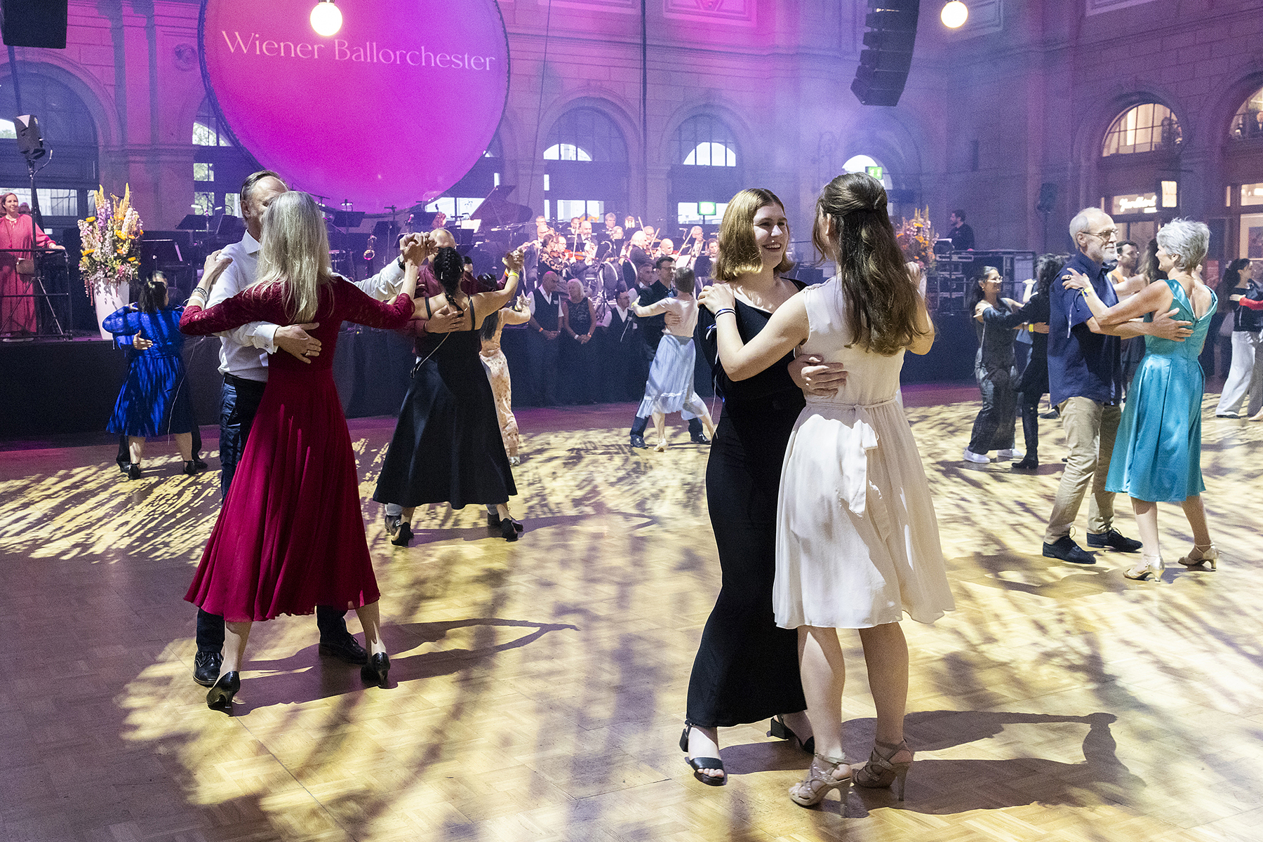 Am Sommernachtsball im Zürcher Hauptbahnhof tanzen Jung und Alt.