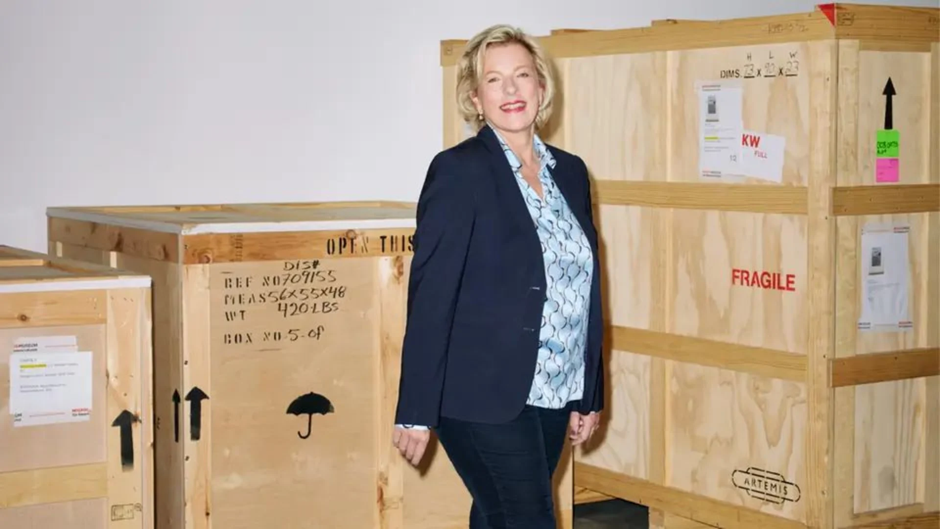 Hedy Graber vor Holzkisten