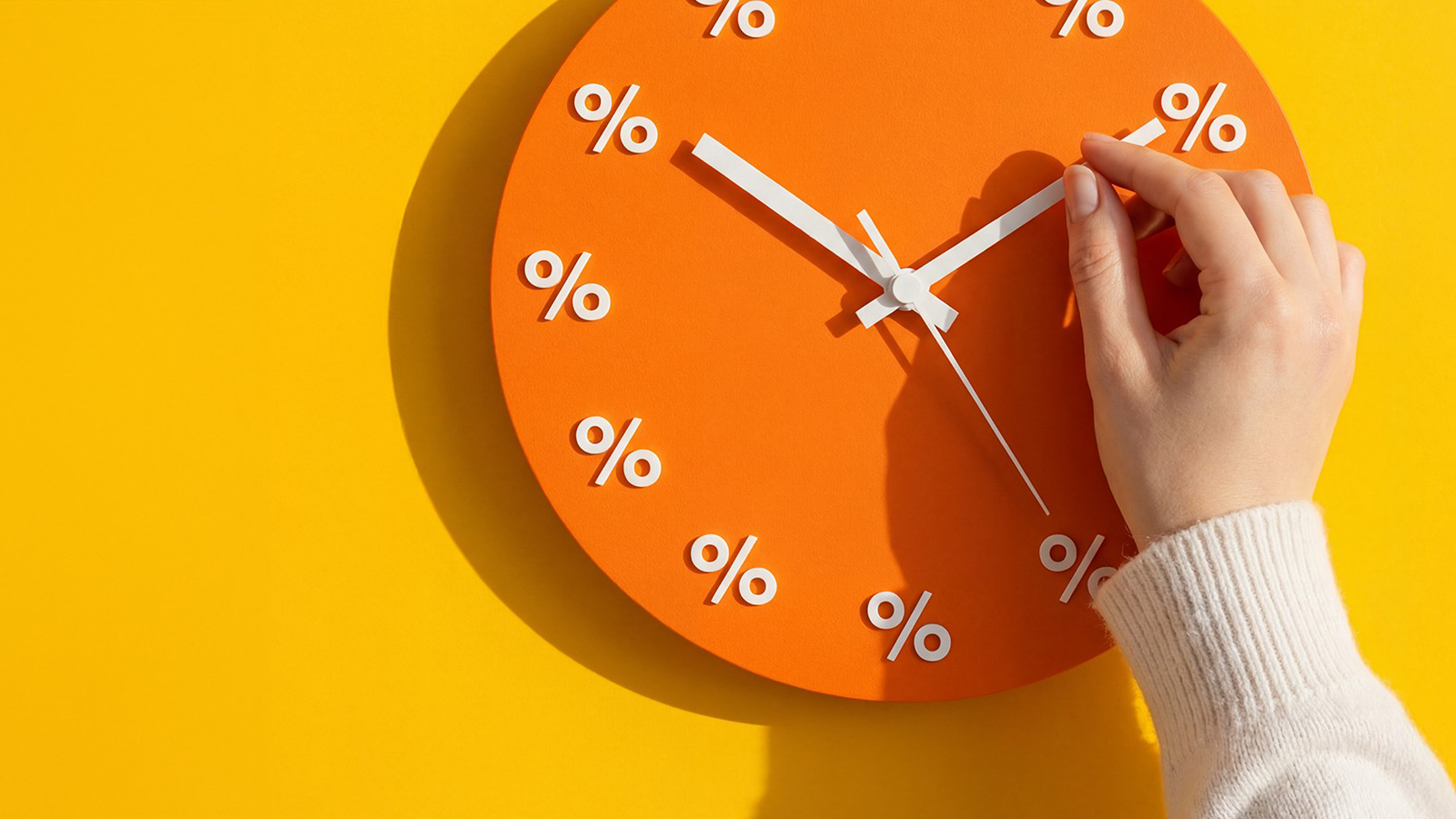 Horloge orange sur fond jaune