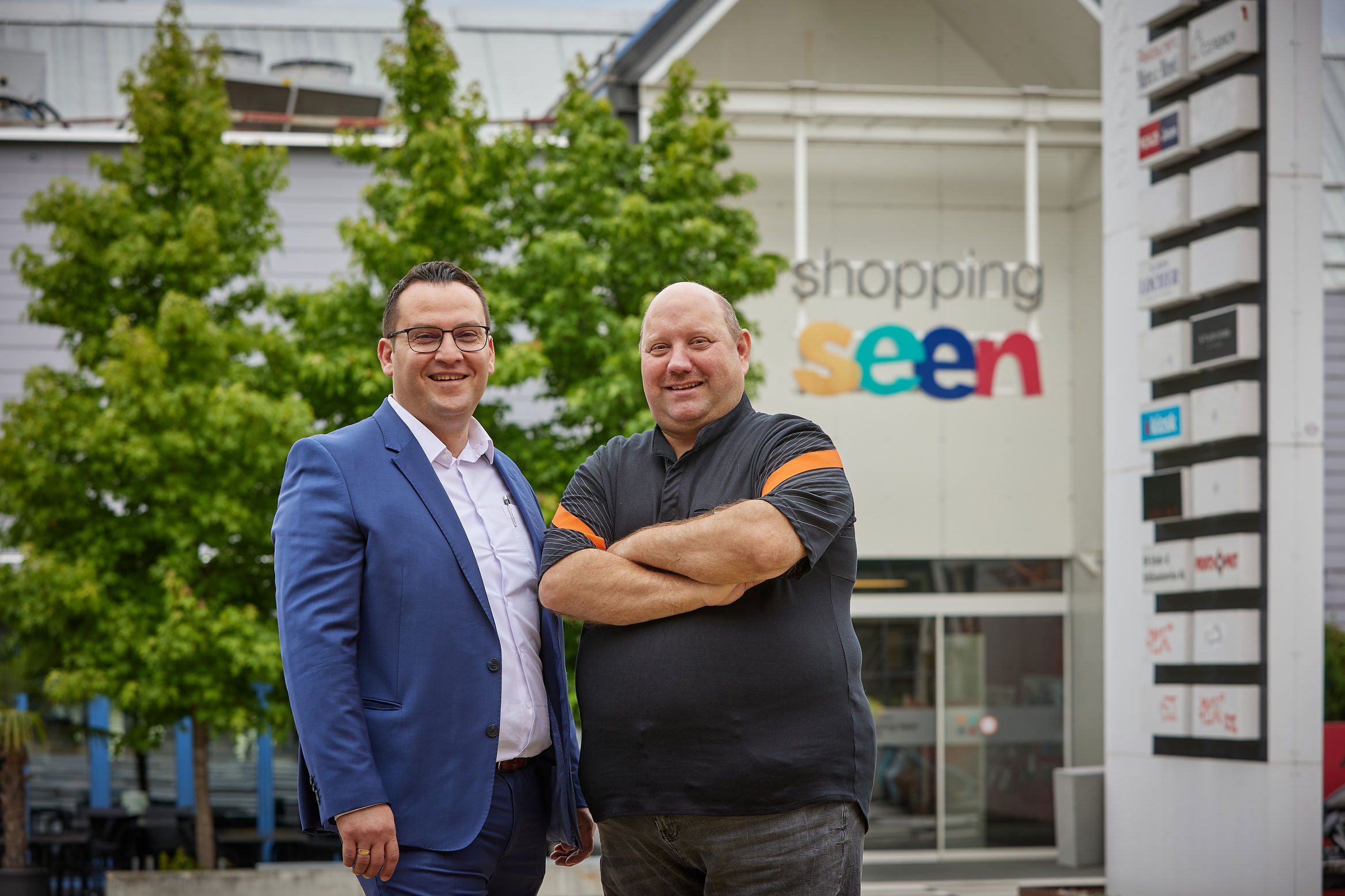 Marktleiter Valon Gallopeni und Martin Lukas, Leiter Migros-Restaurant freuen sich darauf, die Kundinnen und Kunden in der rundum erneuerten Migros Seen zu begrüssen. 