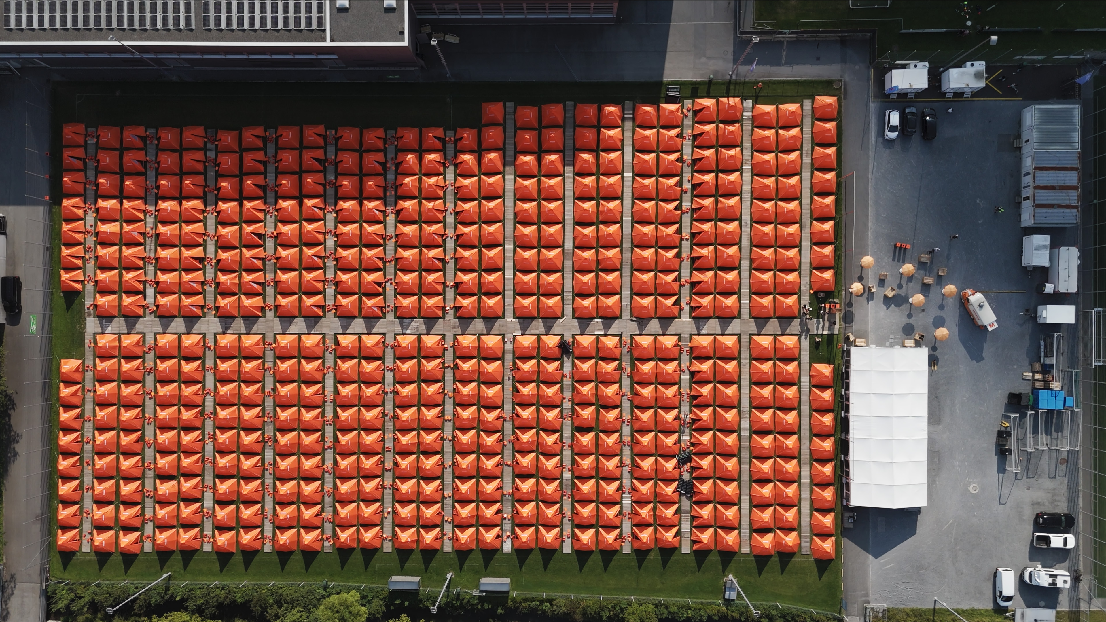 500 Zelte der Migros Zürich stehen während des ESAF 2025 bei der Lintharena.