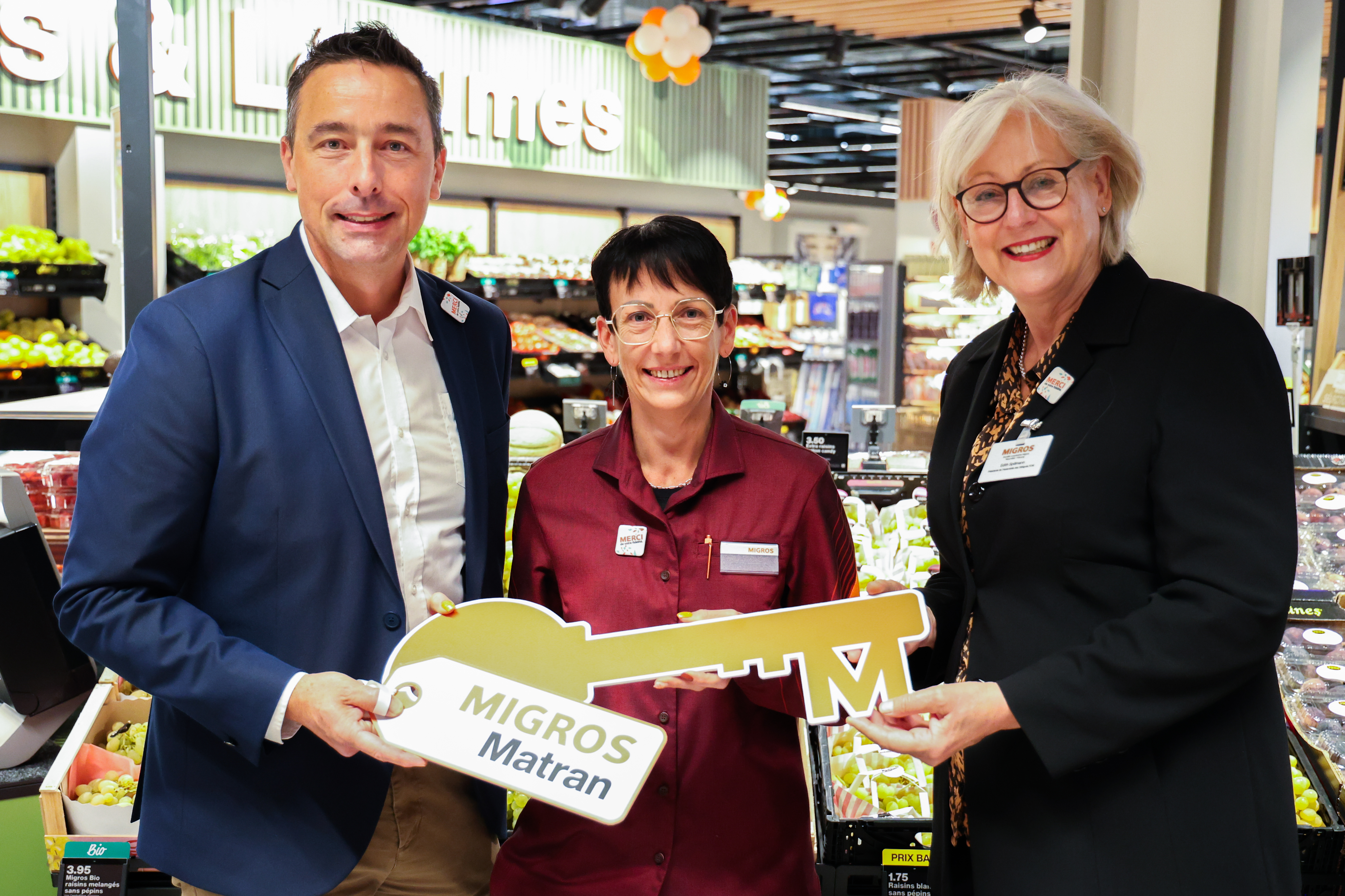 Edith Spillmann, présidente de l’assemblée des délégués Migros a remis en compagnie de Stéphane Berset, directeur commercial de Migros Neuchâtel-Fribourg, une clef à la gérante de la Migros de Matran