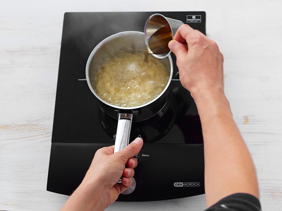 Valmista kastike. Kuori ja hienonna sipuli. Kiehauta viini ja lisää sipulit, vesi ja etikka. Keitä kastiketta kasaan kunnes jäljellä on noin 1/2 dl.