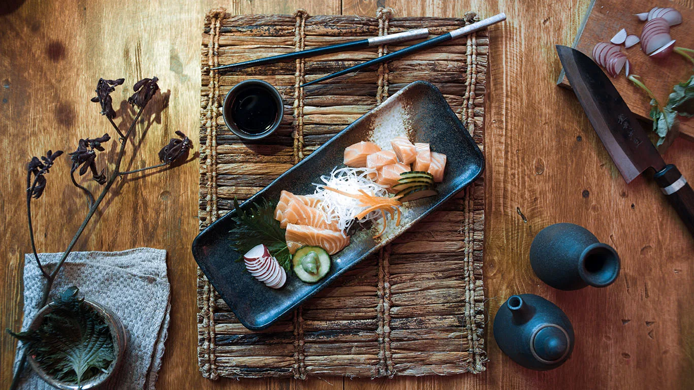 Lohisashimi, daikonsuikaleet ja wasabimajoneesi