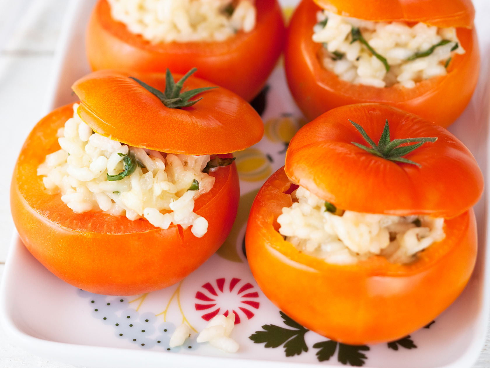 Juustorisotolla täytetyt tomaatit