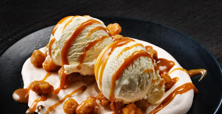 Lakkapavlova ja kinuskikastike