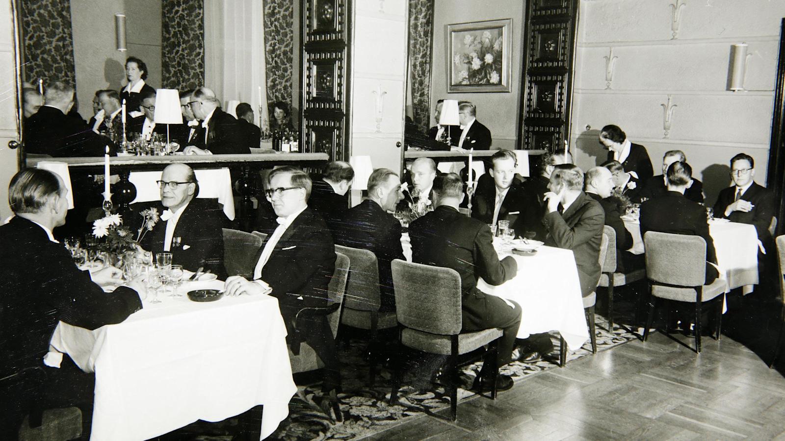 Herrat illallisella Grand Hotel Tammerissa.