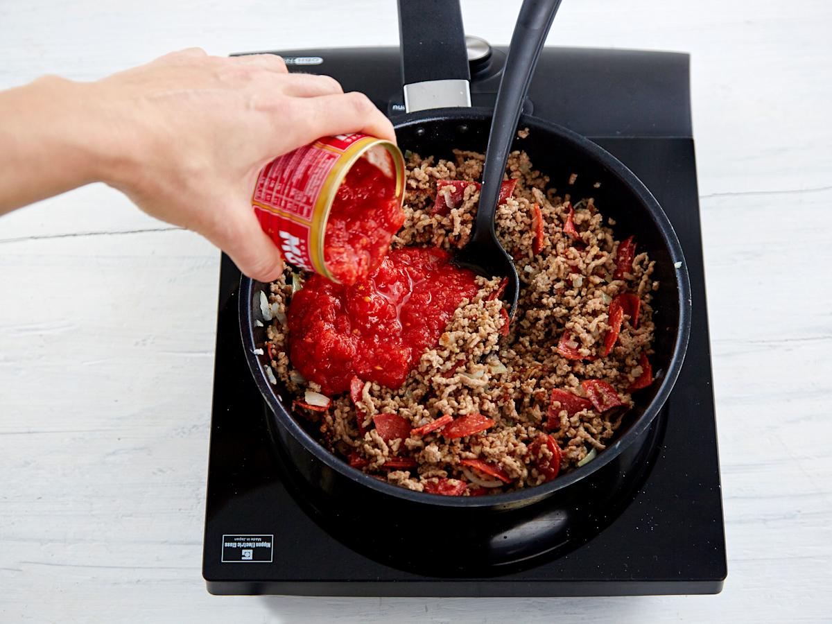 Lisää pannulle tomaattimurska ja huuhtele purkki lorauksella vettä. Lisää tomaattisose, punaviinietikka sekä mausteet. Anna kiehua noin 15 minuuttia. Nosta kastike jäähtymään.