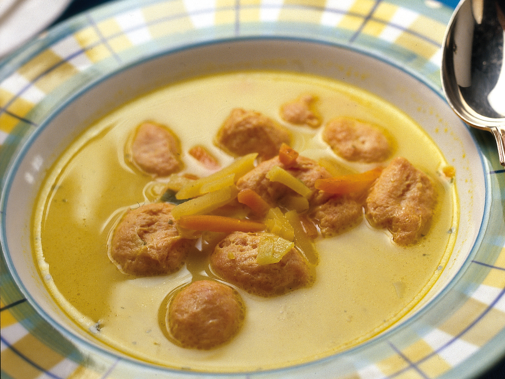 Keltainen siskonmakkarakeitto