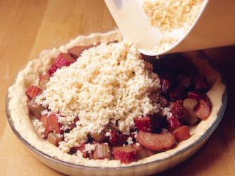 Levitä päällys raparperipalojen päälle. Paista uunin keskitasolla noin 25 minuuttia. Tarjoa vaniljakastikkeen kera.