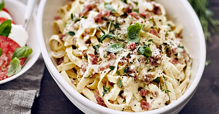 Pasta carbonara parmankinkusta