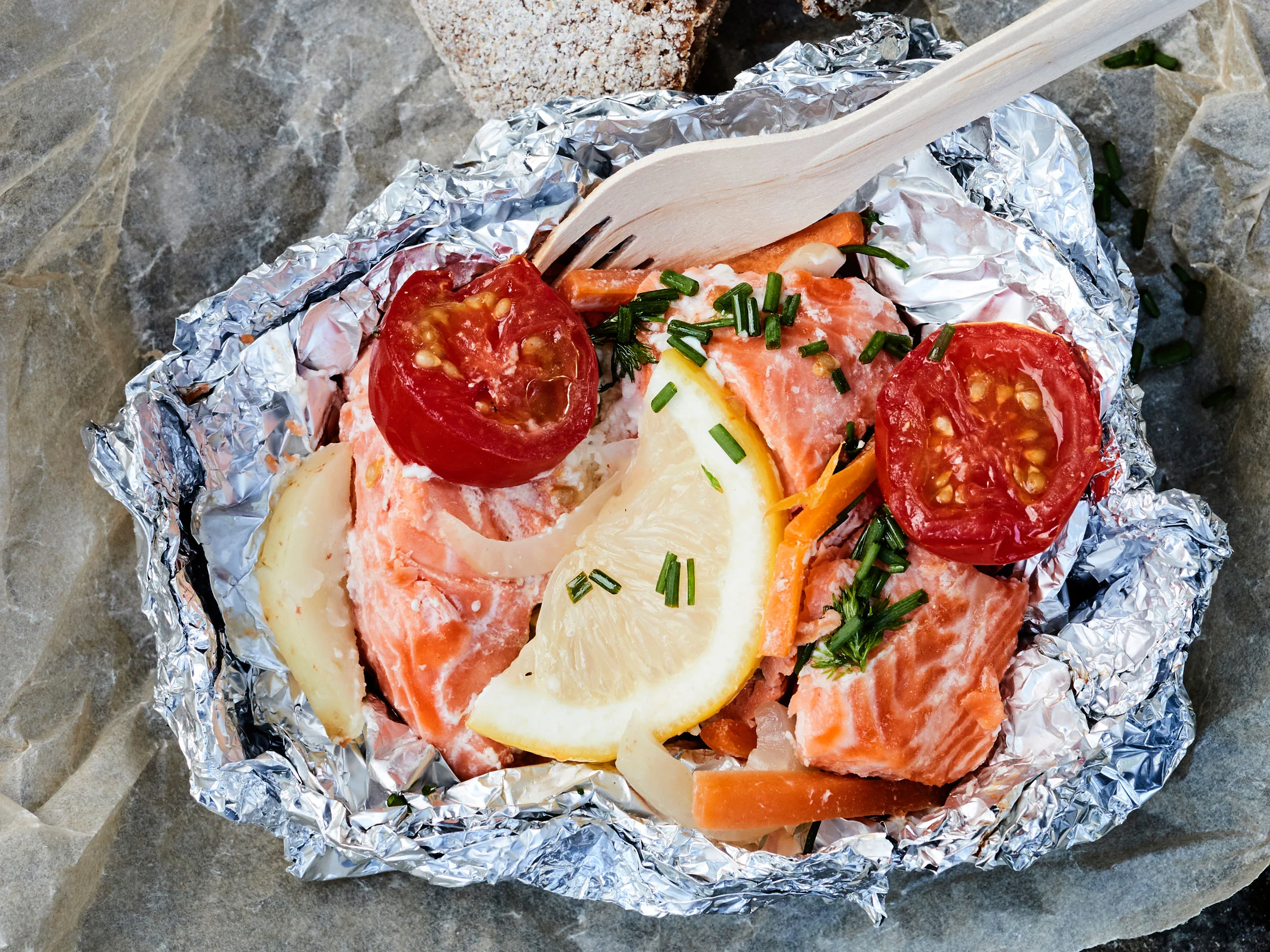 Mehevät kirjolohi-kasvispaketit