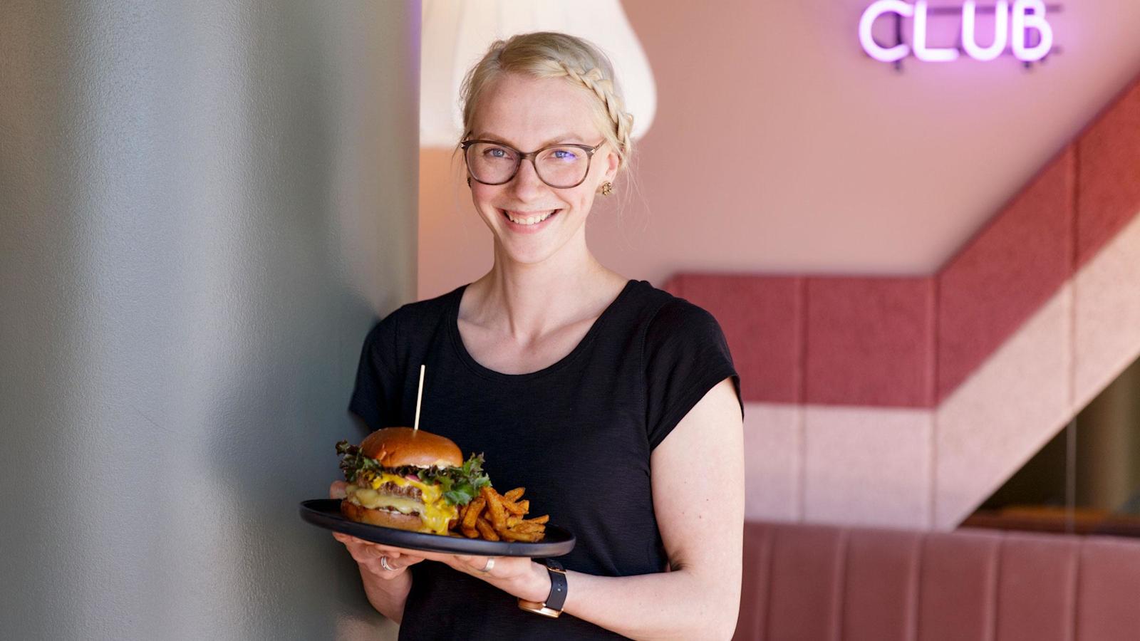 "Memphisin terassilla soi kansainvälinen pop ja kaikki drinkit tehdään tuoreista hedelmistä", kertoo Memphis Hakaniemen ravintolajohtaja Sanna Laitinen. Mehukkaat burgerit ovat suosittuja terassiannoksia.