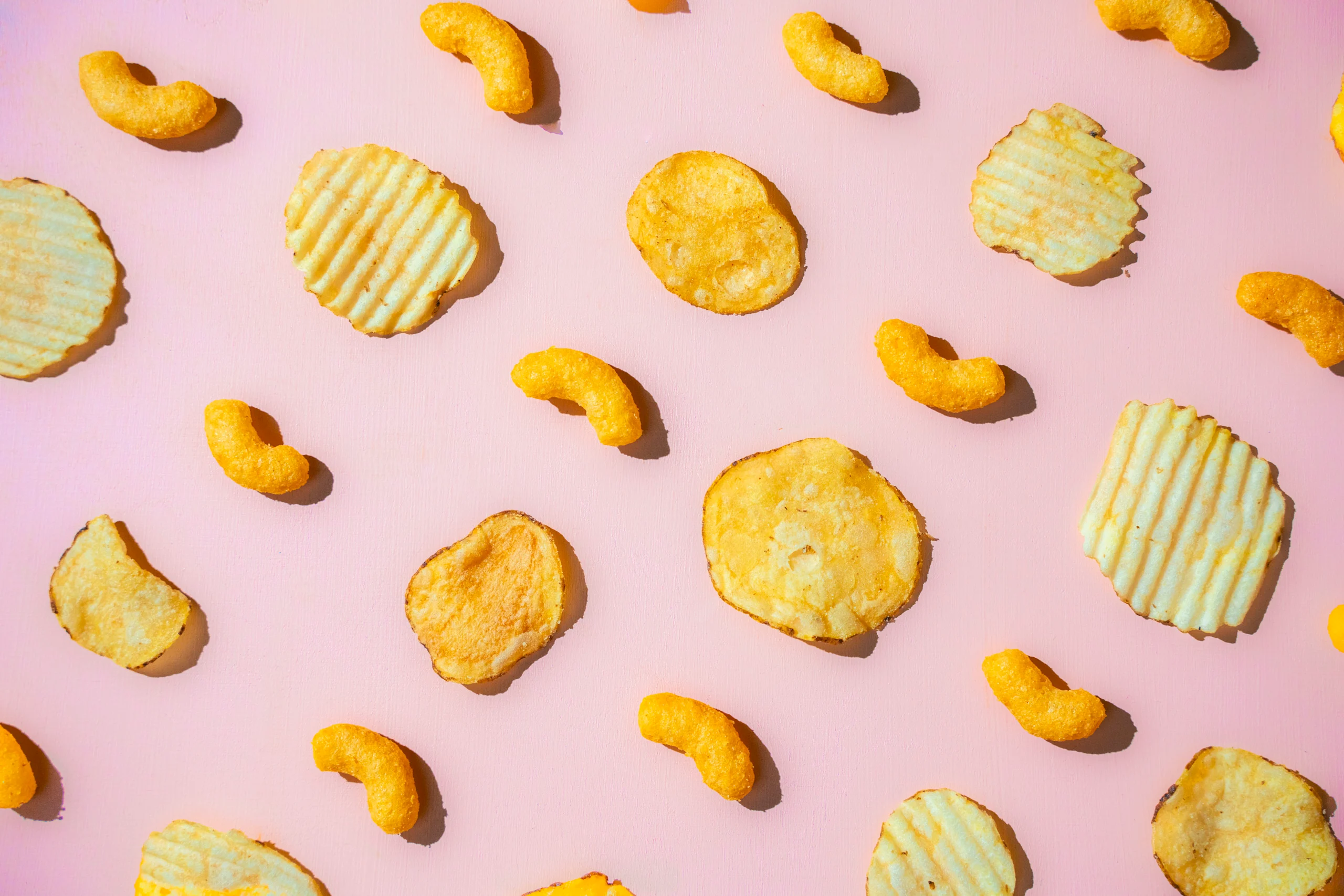 Erilaisia sipsejä aseteltuna jonoon.