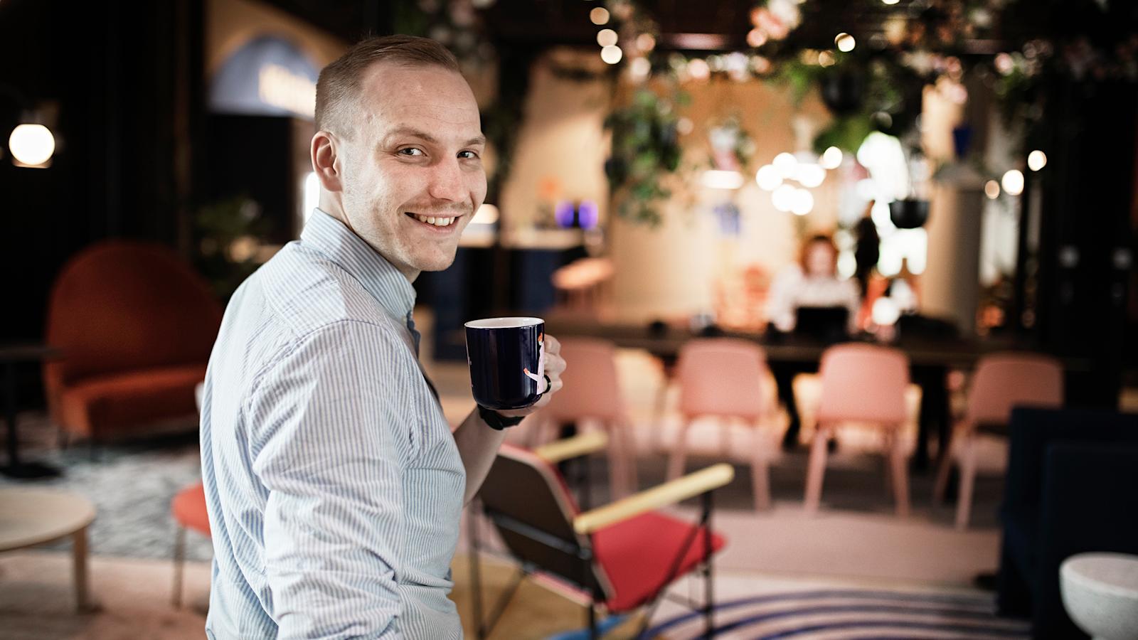 Operatiivinen päällikkö eli Lead Fixer Jarmo Ritala suosittelee hotellivieraille naapurissa sijaitsevia paikallisia panimoita sekä Tapiolan kulttuuritapahtumia.