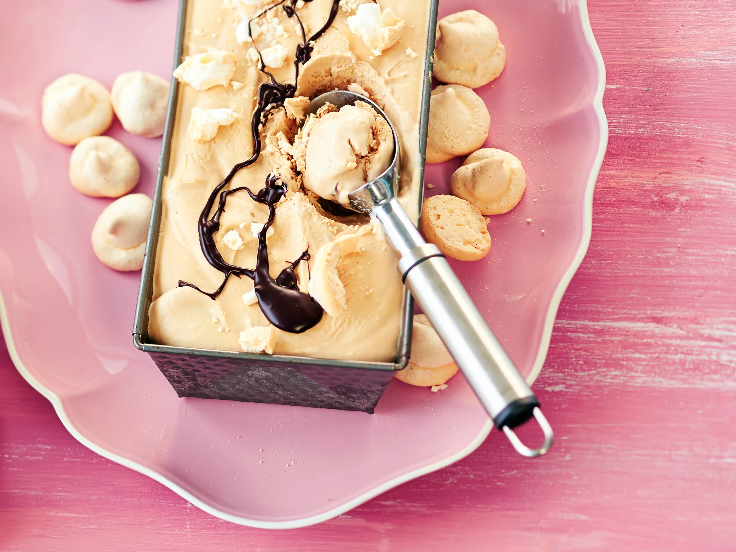 Mokkajäädyke ja suklaakastike