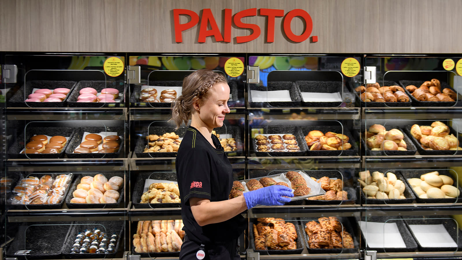 Kati Kuuliainen täyttää paistopisteeseen lisää myytäviä tuotteita.