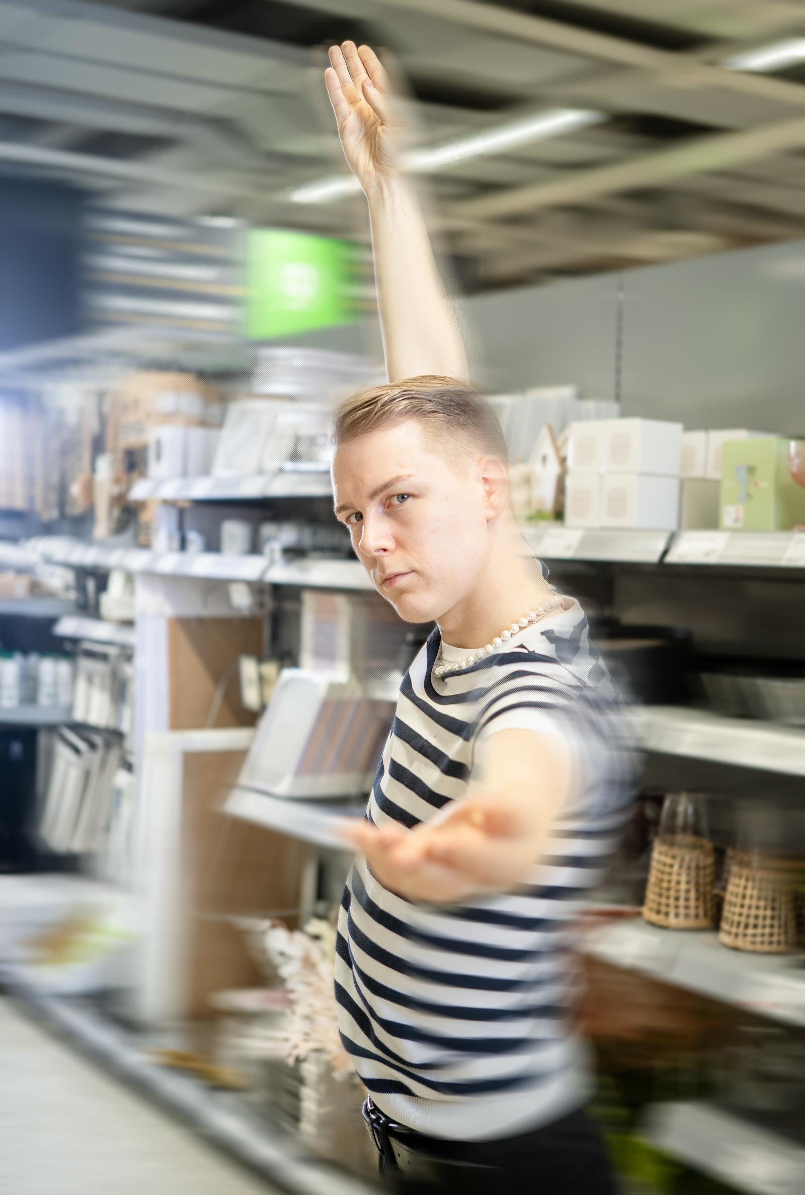 Valtteri poseeraa Prisman hyllyjen välissä.