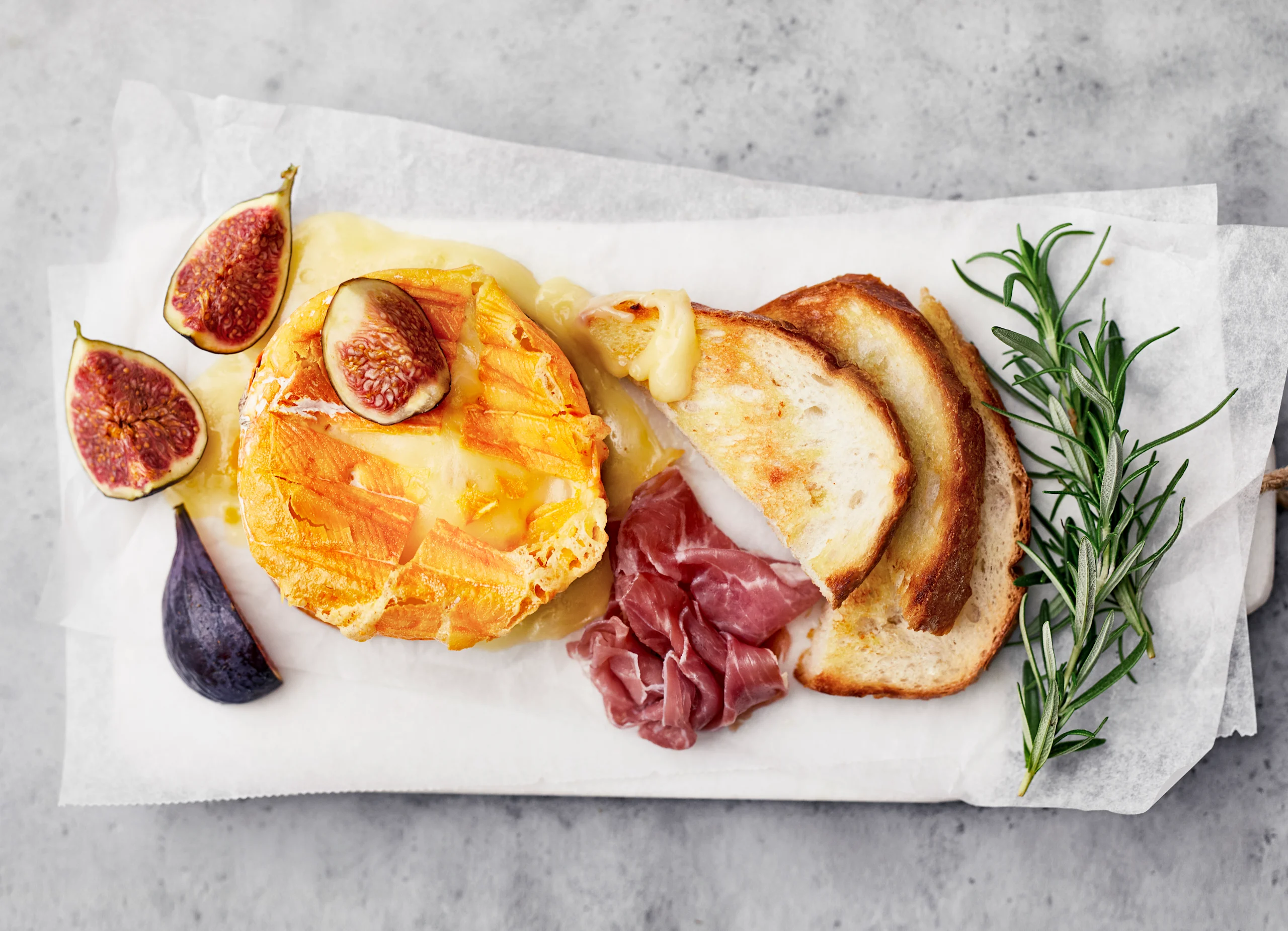 Juustoa, maalaisleipää ja ilmakuivattua kinkkua. Täydellistä.