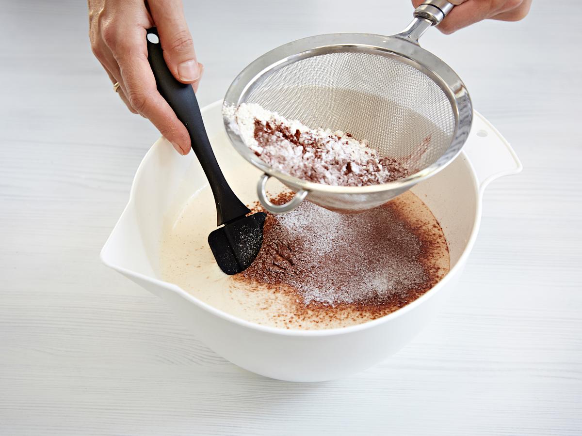 Vaahdota munat ja sokeri kuohkeaksi. Sekoita kuivat aineet ja siivilöi ne vaahtoon. Kääntele tasaiseksi.