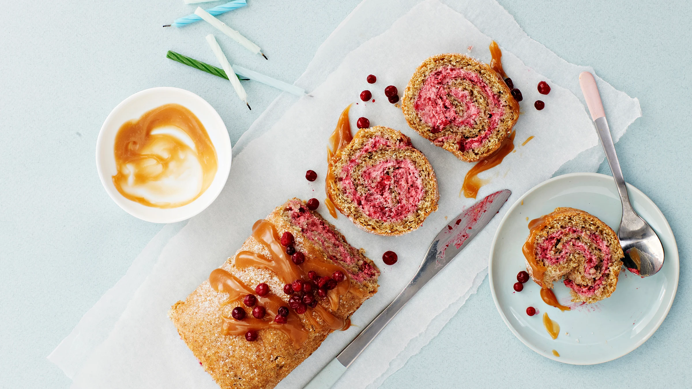 Puolukka-kinuskikääretorttu