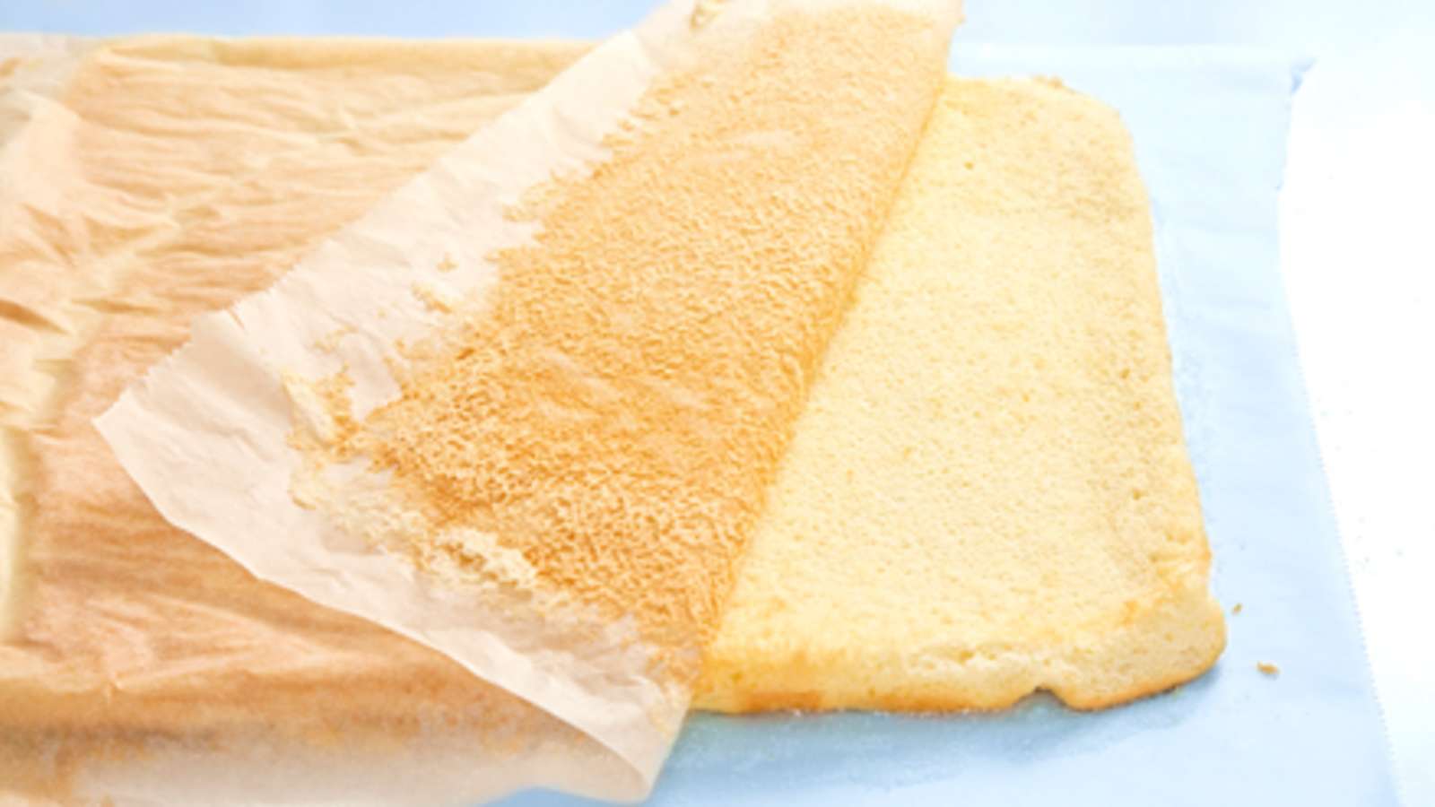 Kumoa torttulevy sokeroidulle leivinpaperille. Irrota pohjapaperi ja anna torttulevyn jäähtyä.
